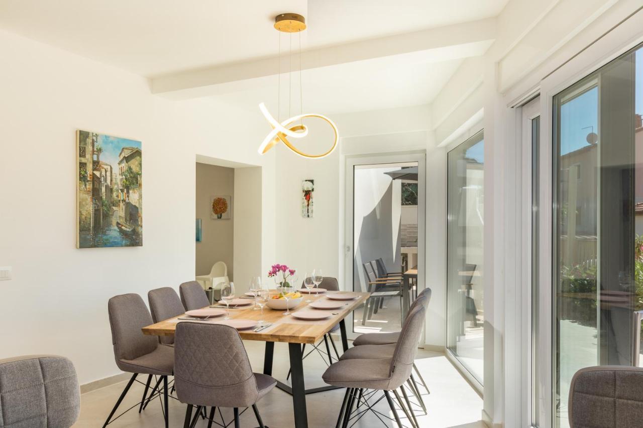 פאז'אנה Villa Elena Deluxe Mit Whirlpool Und Beheiztem Pool Am Meer Und Wunderschoenen Blick Auf Die Brijuni Inseln מראה חיצוני תמונה