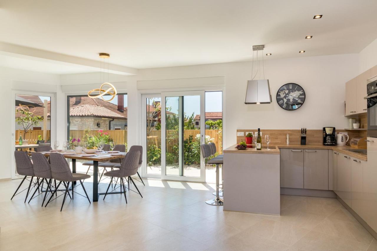 פאז'אנה Villa Elena Deluxe Mit Whirlpool Und Beheiztem Pool Am Meer Und Wunderschoenen Blick Auf Die Brijuni Inseln מראה חיצוני תמונה