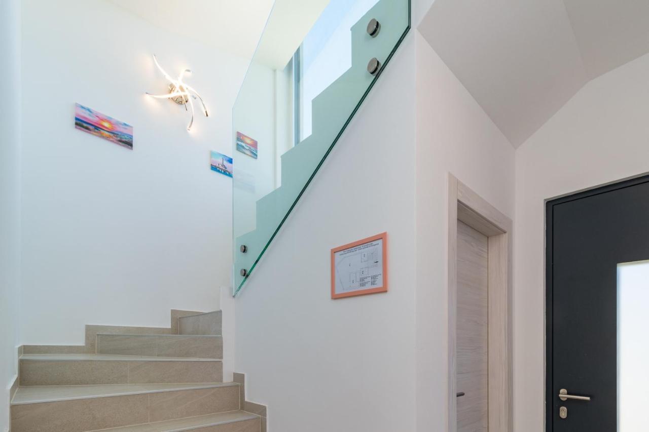 פאז'אנה Villa Elena Deluxe Mit Whirlpool Und Beheiztem Pool Am Meer Und Wunderschoenen Blick Auf Die Brijuni Inseln מראה חיצוני תמונה