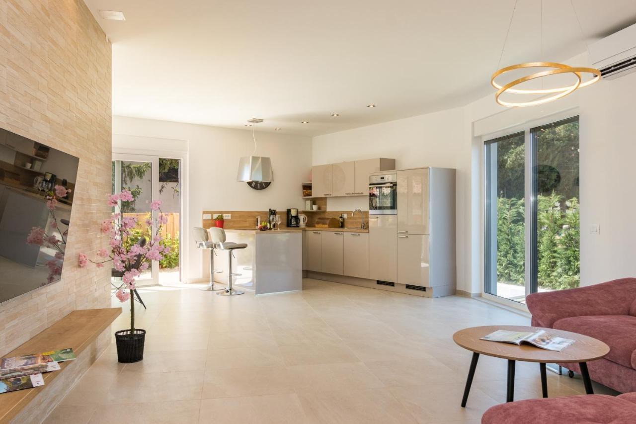 פאז'אנה Villa Elena Deluxe Mit Whirlpool Und Beheiztem Pool Am Meer Und Wunderschoenen Blick Auf Die Brijuni Inseln מראה חיצוני תמונה